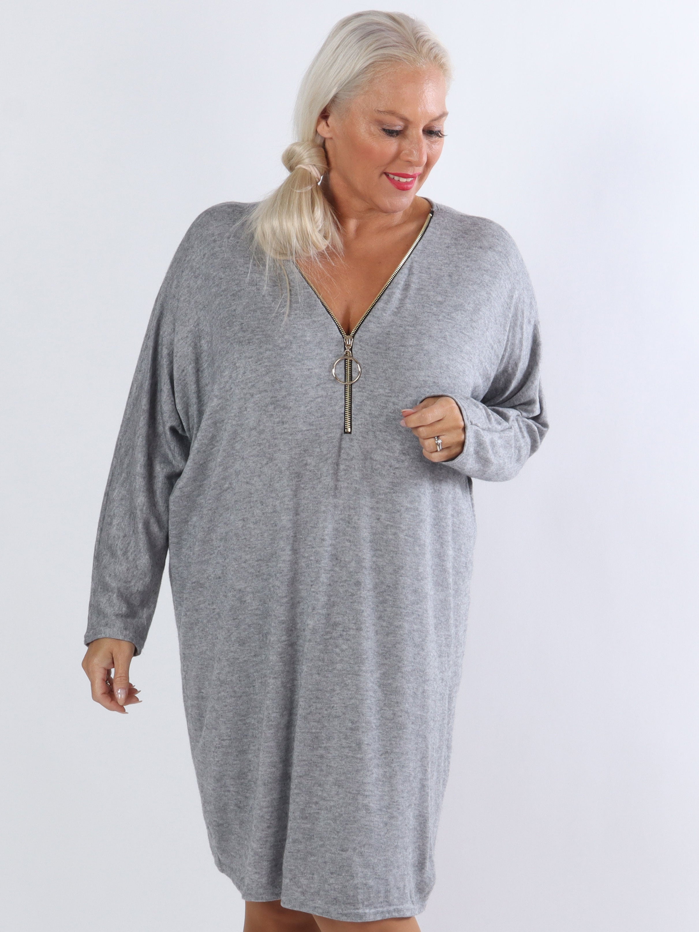 Filippa - Super blød plus size strikkjole med lynlås